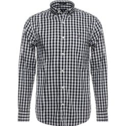 GANT OXFORD GINGHAM Koszula marine. Czerwone koszule męskie marki GANT, l, w kratkę, z bawełny, z klasycznym kołnierzykiem. Za 419,00 zł.