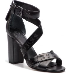 Sandały GUESS - Korra2 FL6KOR LEA03 BLKBL. Czarne klapki damskie Guess, z aplikacjami, ze skóry ekologicznej, bez obcasa, na obcasie. W wyprzedaży za 479,00 zł.