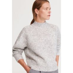 Sweter z perełkami - Jasny szary. Szare swetry damskie Reserved, s, bez wzorów, bez rękawów, bez kaptura. Za 99,99 zł.