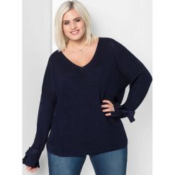Sweter w kolorze granatowym. Niebieskie swetry klasyczne damskie marki Sheego, z dzianiny, z kokardą. W wyprzedaży za 108,95 zł.