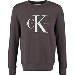 Calvin Klein Jeans CREW NECK Bluza meteorite. Czarne kardigany męskie Calvin Klein Jeans, xxl, bez wzorów, z bawełny, bez kołnierzyka, bez rękawów, bez kaptura. W wyprzedaży za 359,20 zł.
