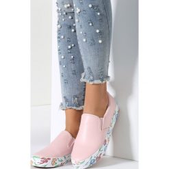 Różowe Slip On Enchanting Day. Różowe trampki damskie slip on marki vices, w kwiaty. Za 29,99 zł.