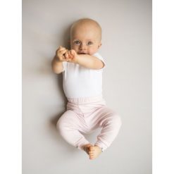Spodenki BAMBOO różowe 86. Różowe spodnie niemowlęce NANAF ORGANIC, bez wzorów. Za 22,50 zł.