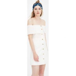 Sukienka z odkrytymi ramionami. Szare sukienki z falbanami Pull&Bear, z odkrytymi ramionami. Za 99,90 zł.