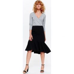 SPÓDNICA DZIANINOWA Z FALBANĄ, MODNY FASON. Czarne spódniczki dzianinowe marki Top Secret, na lato, eleganckie. W wyprzedaży za 44,99 zł.