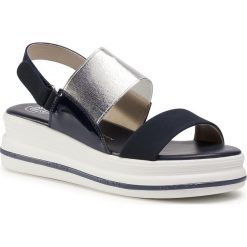 Sandały BETSY - 807365/05-08E Blue/Silver. Niebieskie klapki damskie Betsy, bez wzorów, ze skóry ekologicznej, bez obcasa, na koturnie. W wyprzedaży za 149,00 zł.