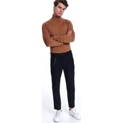 Spodnie eleganckie w cienki prążek. Spodnie męskie Top Secret, na spotkanie biznesowe, na zimę, m, bez wzorów, z tkaniny, eleganckie. W wyprzedaży za 64,99 zł.