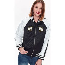 Kurtka bomberka z haftem. Czarne kurtki damskie Top Secret, na zimę, w paski, krótkie, bez kaptura. W wyprzedaży za 99,99 zł.