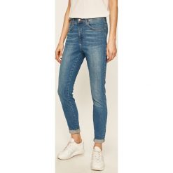 Wrangler - Jeansy W27HJM96D. Niebieskie rurki damskie Wrangler, bez wzorów, z jeansu, z podwyższonym stanem. Za 329,90 zł.