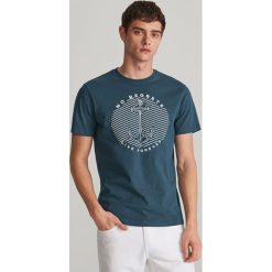 T-shirt ze strukturalnym nadrukiem - Granatowy. Niebieskie t-shirty męskie Reserved, s, z nadrukiem, bez kołnierzyka. Za 39,99 zł.