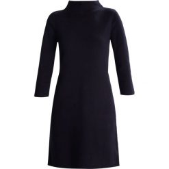 Josephine & Co ALDEN Sukienka dzianinowa black. Czarne sukienki damskie dzianinowe marki Josephine & Co, xxl, oversize. W wyprzedaży za 359,50 zł.
