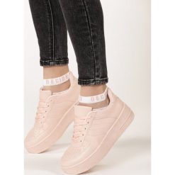 Różowe Sneakersy Raymond. Różowe sneakersy damskie Born2be. Za 89,99 zł.