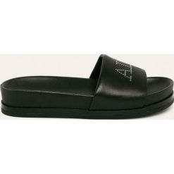 AllSaints - Klapki skórzane Sophie. Czarne klapki damskie AllSaints, bez wzorów, ze skóry ekologicznej, bez obcasa, na obcasie. W wyprzedaży za 379,90 zł.