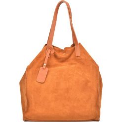 Skórzana torebka w kolorze jasnobrązowym - (S)38 x (W)40 x (G)10 cm. Pomarańczowe torebki klasyczne damskie marki Wiosenny MUST HAVE, w paski, ze skóry, na ramię, bez dodatków. W wyprzedaży za 269,95 zł.