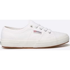 Superga - Tenisówki. Białe trampki i tenisówki damskie Superga, bez wzorów, z gumy, na sznurówki. W wyprzedaży za 149,90 zł.