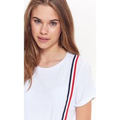 T-SHIRT DAMSKI Z SZELKAMI. Szare t-shirty damskie Top Secret. Za 34,99 zł.