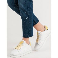 SZNUROWANE OBUWIE SPORTOWE. Buty sportowe damskie Merg, bez wzorów, ze skóry ekologicznej, sportowe. Za 49,90 zł.