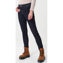 Granatowe Jeansy Fairground. Niebieskie jeansy damskie Born2be. Za 79,99 zł.