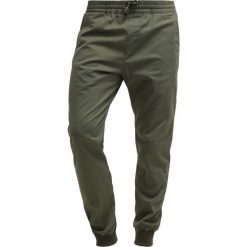 Chinosy męskie: Carhartt WIP MADISON TRABUCO Spodnie materiałowe rover green