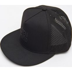 Czapka z siateczką mesh - Czarny. Czarne czapki męskie Cropp, bez wzorów, z meshu. W wyprzedaży za 29,99 zł.
