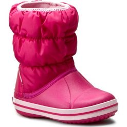 Śniegowce CROCS - Winter Puff Boot Kids 14613 Candy Pink. Różowe kozaki dziewczęce marki Crocs, bez zapięcia. W wyprzedaży za 149,00 zł.