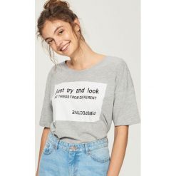 T-shirt z hasłem - Jasny szar. Szare t-shirty damskie marki Sinsay, l. W wyprzedaży za 19,99 zł.