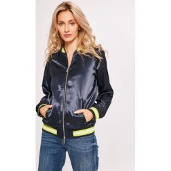 Armani Exchange - Kurtka bomber. Niebieskie kurtki damskie Armani Exchange, s, z haftami, z elastanu, krótkie, bez kaptura. W wyprzedaży za 449,90 zł.