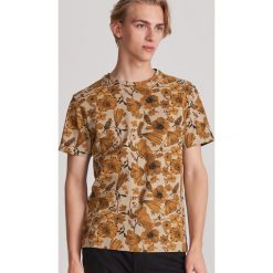 T-shirt z roślinnym nadrukiem - Beżowy. Brązowe t-shirty męskie Reserved, xl, z nadrukiem, bez kołnierzyka. W wyprzedaży za 29,99 zł.