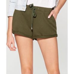 Szorty damskie: Dzianinowe szorty ze ściągaczem – Khaki