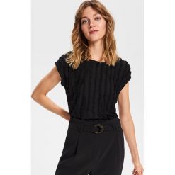 T-shirt z tkaniny strukturalnej - Czarny. Czarne t-shirty damskie marki Reserved, s, bez wzorów, z tkaniny, bez kołnierzyka. Za 49,99 zł.