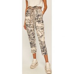 Desigual - Spodnie. Spodnie damskie Desigual, s, z wiskozy, z podwyższonym stanem. W wyprzedaży za 239,90 zł.