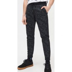 Bawełniane joggery slim - Czarny. Czarne spodnie męskie Cropp, m, z bawełny. Za 119,99 zł.