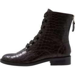 Toral Botki sznurowane black. Czarne botki damskie na zamek Toral, z materiału, na sznurówki. Za 799,00 zł.