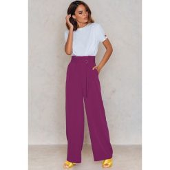 NA-KD Trend Spodnie z zakładkami i szerokimi nogawkami - Purple. Fioletowe spodnie z wysokim stanem NA-KD Trend, w paski, z elastanu. Za 202,95 zł.