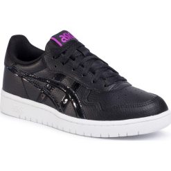 Sneakersy ASICS - Japan S 1192A185 Black/Black 002. Czarne półbuty damskie Asics, bez wzorów, ze skóry ekologicznej, bez obcasa, na płaskiej podeszwie, bez zapięcia. Za 299,00 zł.