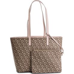 Torebka DKNY - Brayden Md Rvrsbl Tote R83A7757 Chino Logo/Ico Bls QIB. Różowe chinosy damskie DKNY, ze skóry ekologicznej, klasyczne. W wyprzedaży za 389,00 zł.
