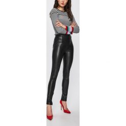 Guess Jeans - Legginsy. Czarne spodnie damskie marki Guess Jeans, s, z aplikacjami, z elastanu. Za 369,90 zł.