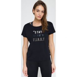 Koszulka treningowa damska TSDF103 - czarny. Czarne t-shirty damskie 4f, z nadrukiem, z poliesteru, bez kołnierzyka, bez rękawów. W wyprzedaży za 49,99 zł.