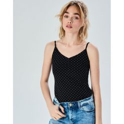Top na ramiączkach - Czarny. Czarne topy damskie Sinsay, s, bez wzorów, bez kołnierzyka. Za 14,99 zł.
