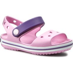 Sandały CROCS - Crocband Sandal Kids 12856 Carnation/Blue Violet. Różowe sandały dziewczęce Crocs, z tworzywa sztucznego, bez zapięcia. Za 109,00 zł.