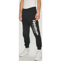 Reebok Classic - Spodnie. Czarne spodnie męskie Reebok Classic, na co dzień, s, bez wzorów, z bawełny, casualowe. W wyprzedaży za 199,90 zł.