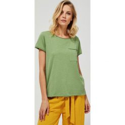 T-shirt bawełniany z kieszonką. Zielone bluzki damskie Moodo, xs, bez wzorów, z bawełny, klasyczne, z okrągłym kołnierzem, z krótkim rękawem. Za 19,99 zł.