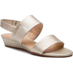 Sandały CLARKS - Sense Lily 261394454 Champagne Leather. Żółte klapki damskie Clarks, bez wzorów, ze skóry, bez obcasa, na obcasie. W wyprzedaży za 269,00 zł.