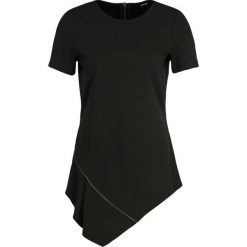 Bluzka DKNY P9BH7A78. Czarne bluzki damskie DKNY, s, bez wzorów, z elastanu, bez kołnierzyka, bez rękawów. W wyprzedaży za 209,00 zł.