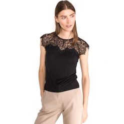 Guess Helga Top Czarny. Czarne bluzki damskie Guess, xs, w koronkowe wzory, z materiału, bez kołnierzyka. Za 206,95 zł.