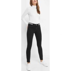 Jeansy skinny z paskiem. Czarne jeansy damskie Orsay, w paski, z elastanu. Za 79,99 zł.
