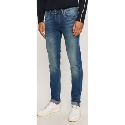 Pepe Jeans - Jeansy Hatch. Niebieskie jeansy męskie Pepe Jeans, bez wzorów, z obniżonym stanem. W wyprzedaży za 319,90 zł.