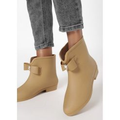 Khaki Kalosze Dorialea. Brązowe kalosze damskie Born2be, bez wzorów. W wyprzedaży za 59,99 zł.