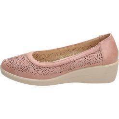 Czółenka, buty damskie KYLIE CRAZY 5808 NUDE. Różowe koturny damskie Kylie Crazy, bez wzorów, na wysokim obcasie, na obcasie. W wyprzedaży za 119,00 zł.
