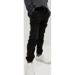 Mango Kids - Spodnie dziecięce Cord 110-164 cm. Spodnie chłopięce Mango Kids, bez wzorów, z elastanu. Za 89,99 zł.